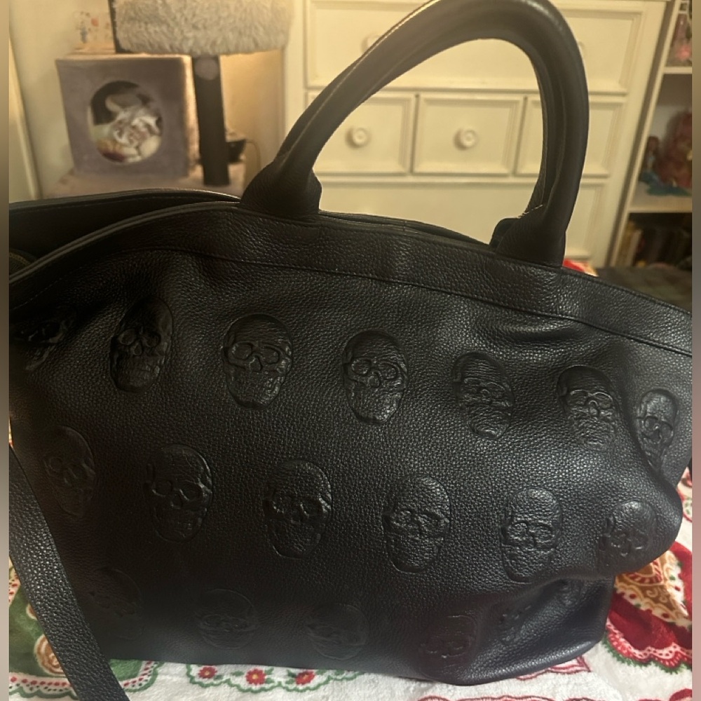 IO Pelle 3D Embossed Skull 💀Leather Handbag